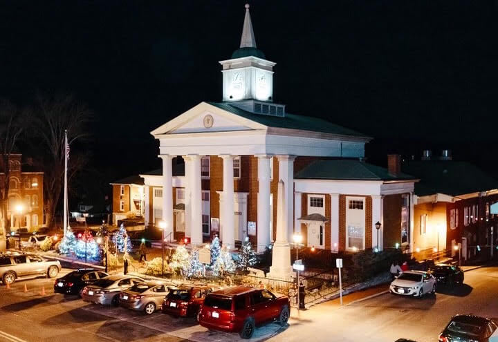 5 Virginia Towns That Go All Out For The Holidays 