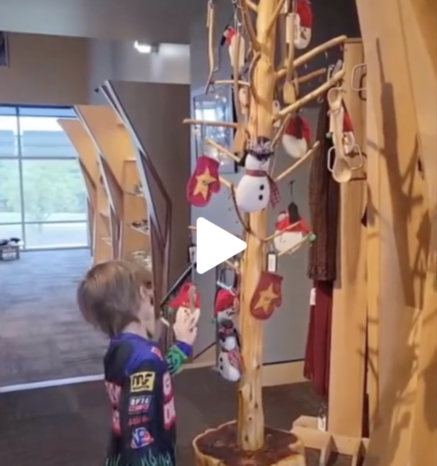 VIDEO: Holiday shopping at SVCC and Marketplace in Abingdon