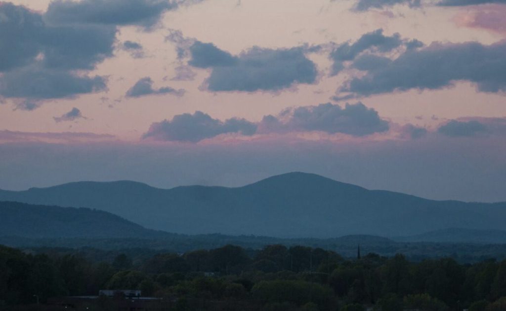 A beautiful view of the sky and mountains outside of Lynchburg