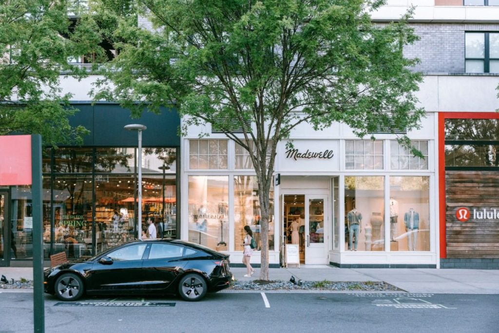Fairfax’s Mosaic District is the perfect place to sip, stroll, & shop this summer